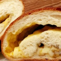 チーズのたっぷり入ったパン